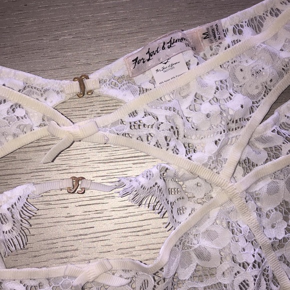 SKIVVIES by For Love & Lemons Kate Lace Garter Belt
by Nasty Gal - Picture 3 of 7